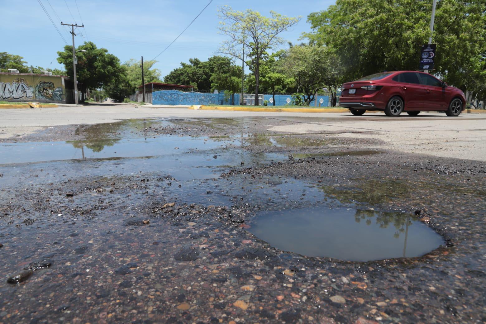 $!Vecinos de la 20 de Noviembre denuncian tres semanas con fuga de drenaje sin atención