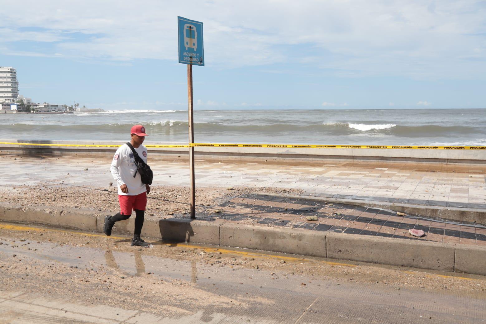 $!Marejadas ocasiona destrozos en palapas y mobiliario en playa de Mazatlán