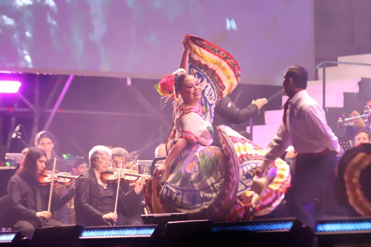 $!El Carnaval de Mazatlán corona a Mariana I como Reina de los Juegos Florales