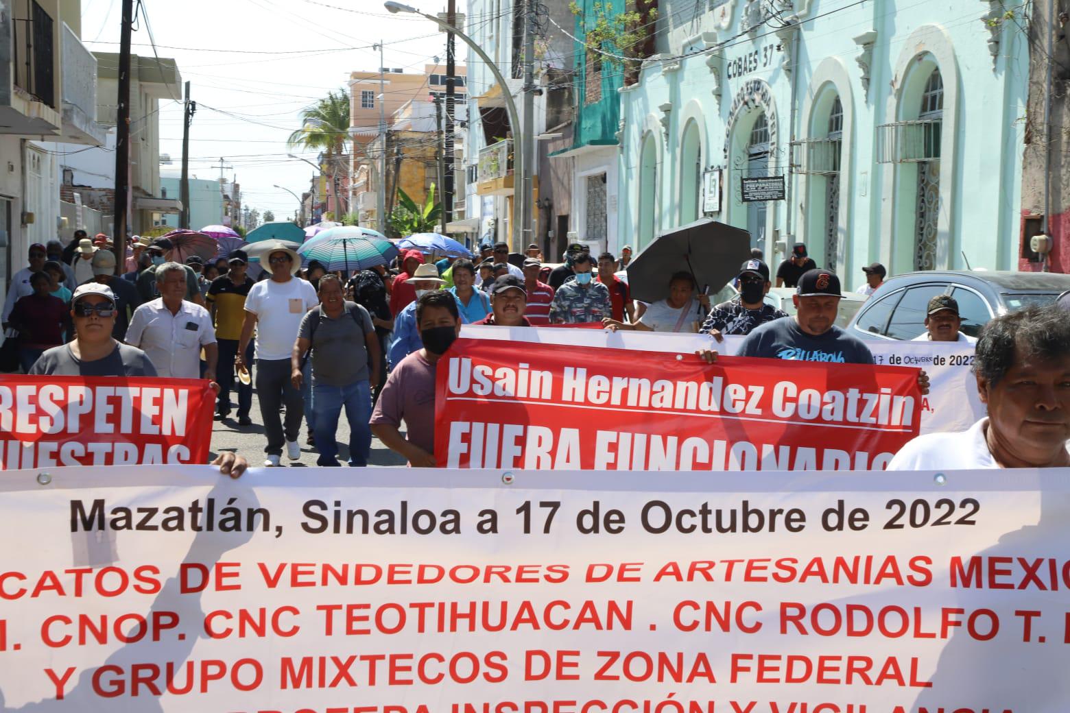 $!Vendedores de playa de Mazatlán exigen que Profepa regule permisos; denuncian hostigamiento de Oficialía Mayor