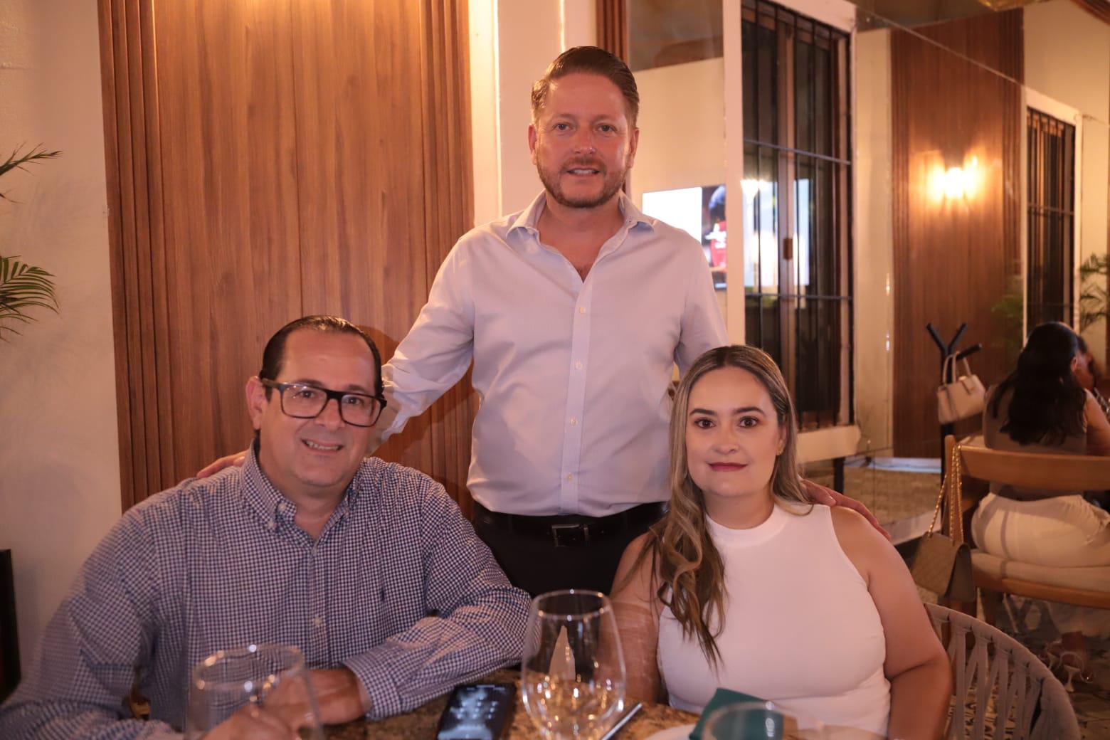 $!Giancarlo Parolari entre Rafael Lizárraga Favela y Fabiola de Lizárraga.