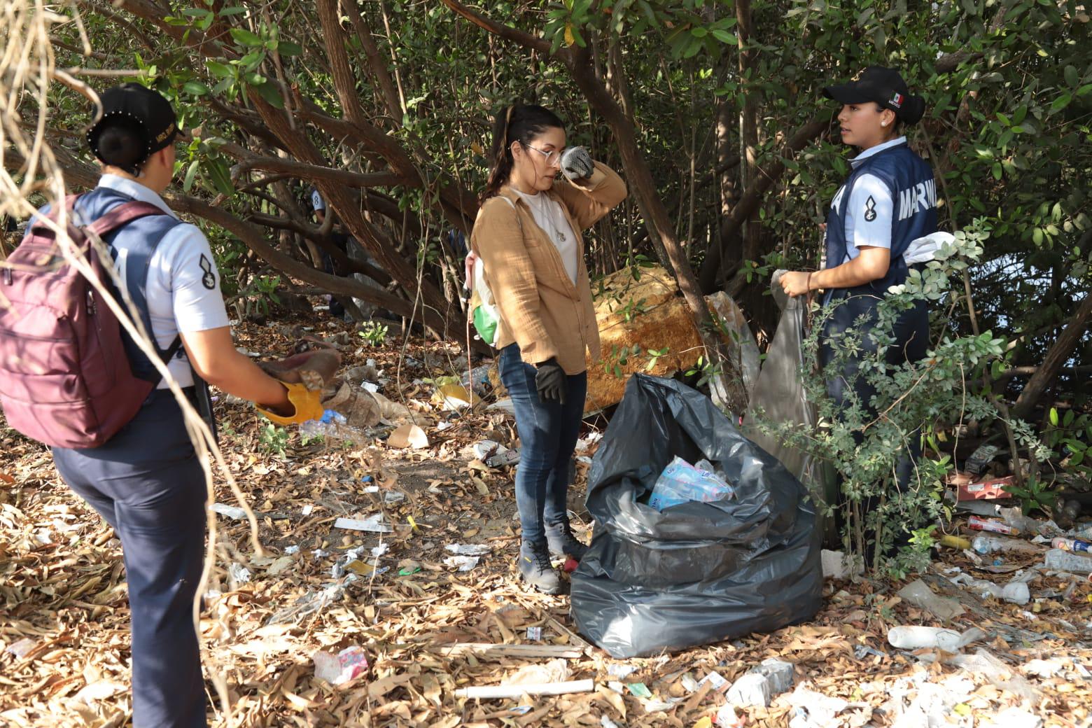 $!Recogen 620 kilos de basura en jornada de limpieza del Estero del Infiernillo, en Mazatlán