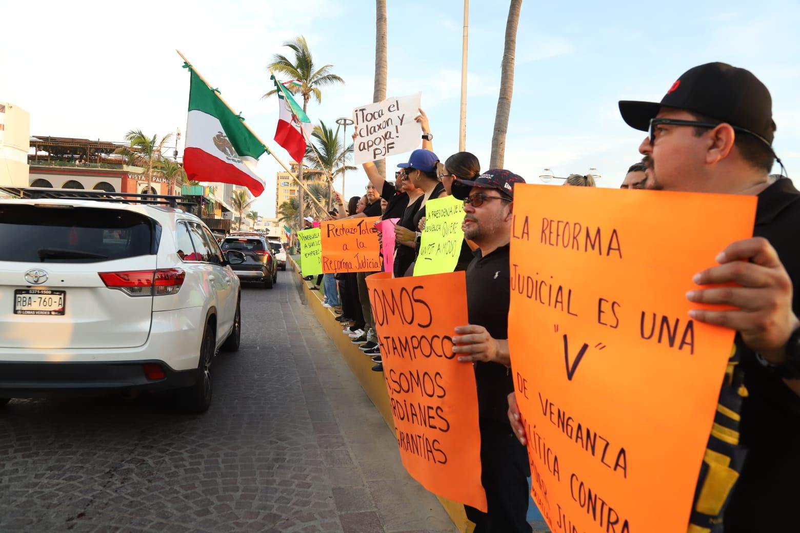 $!Marchan en Mazatlán por la defensa de la autonomía del Poder Judicial