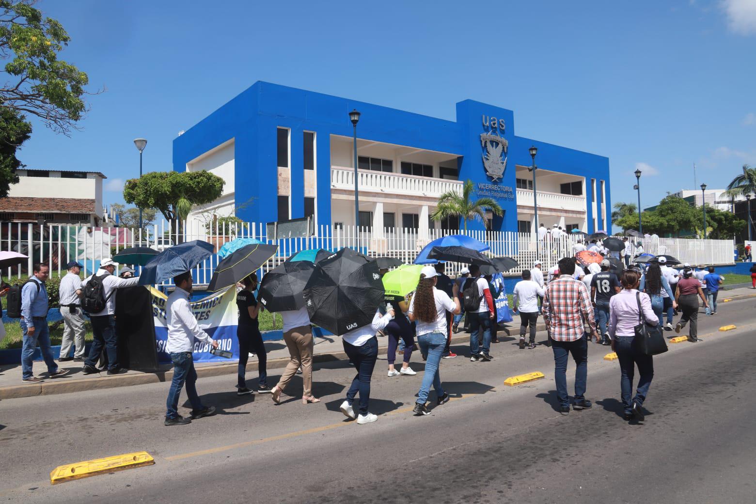 $!Plantón de la UAS en Mazatlán se disipa tras caos vial
