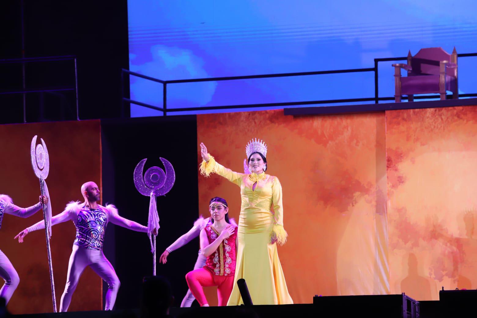 $!Bajo show de pirotecnia coronan a María Paula I, Reina Infantil del Carnaval de Mazatlán 2024