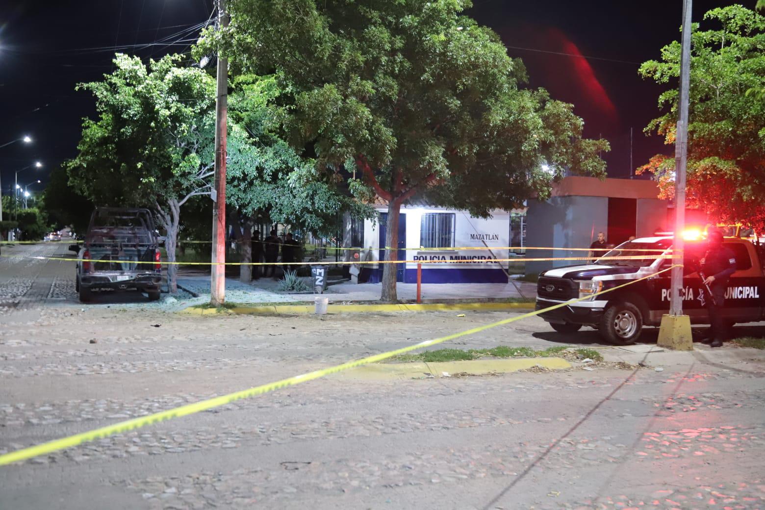 $!Lanzan artefacto explosivo a patrulla de la Policía Municipal de Mazatlán