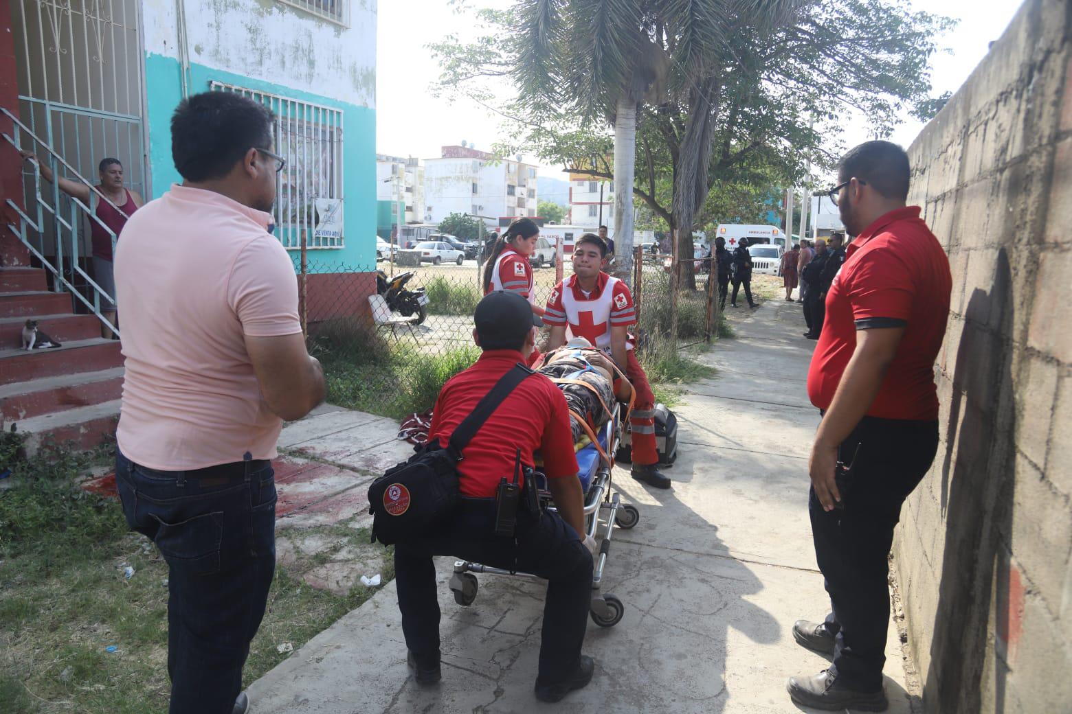 $!Cae joven desde un cuarto piso en El Conchi, en Mazatlán