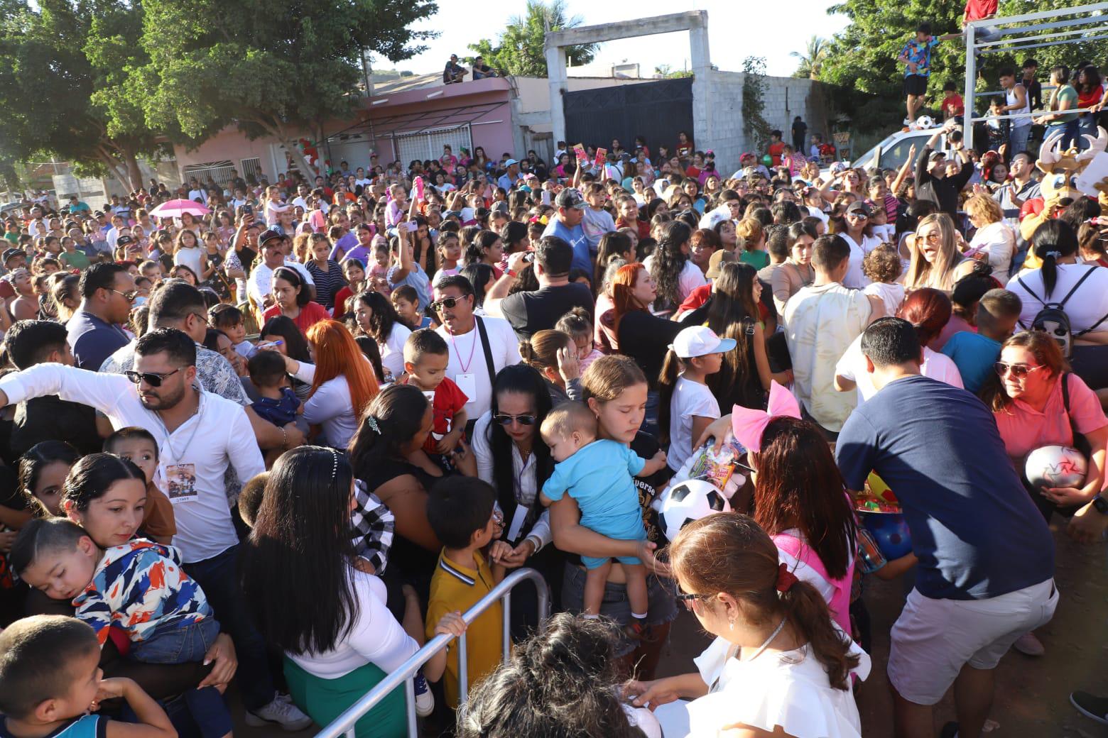$!Cientos de personas de la Colonia Loma Bonita acudieron al encuentro por un regalo.