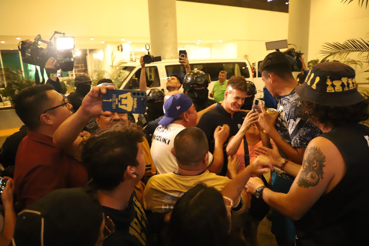 $!Aficionados de Pumas reciben a su equipo en Mazatlán con cánticos