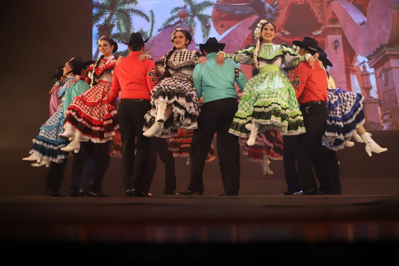 $!El ballet ofreció un energético recorrido por las tradiciones de Campeche.