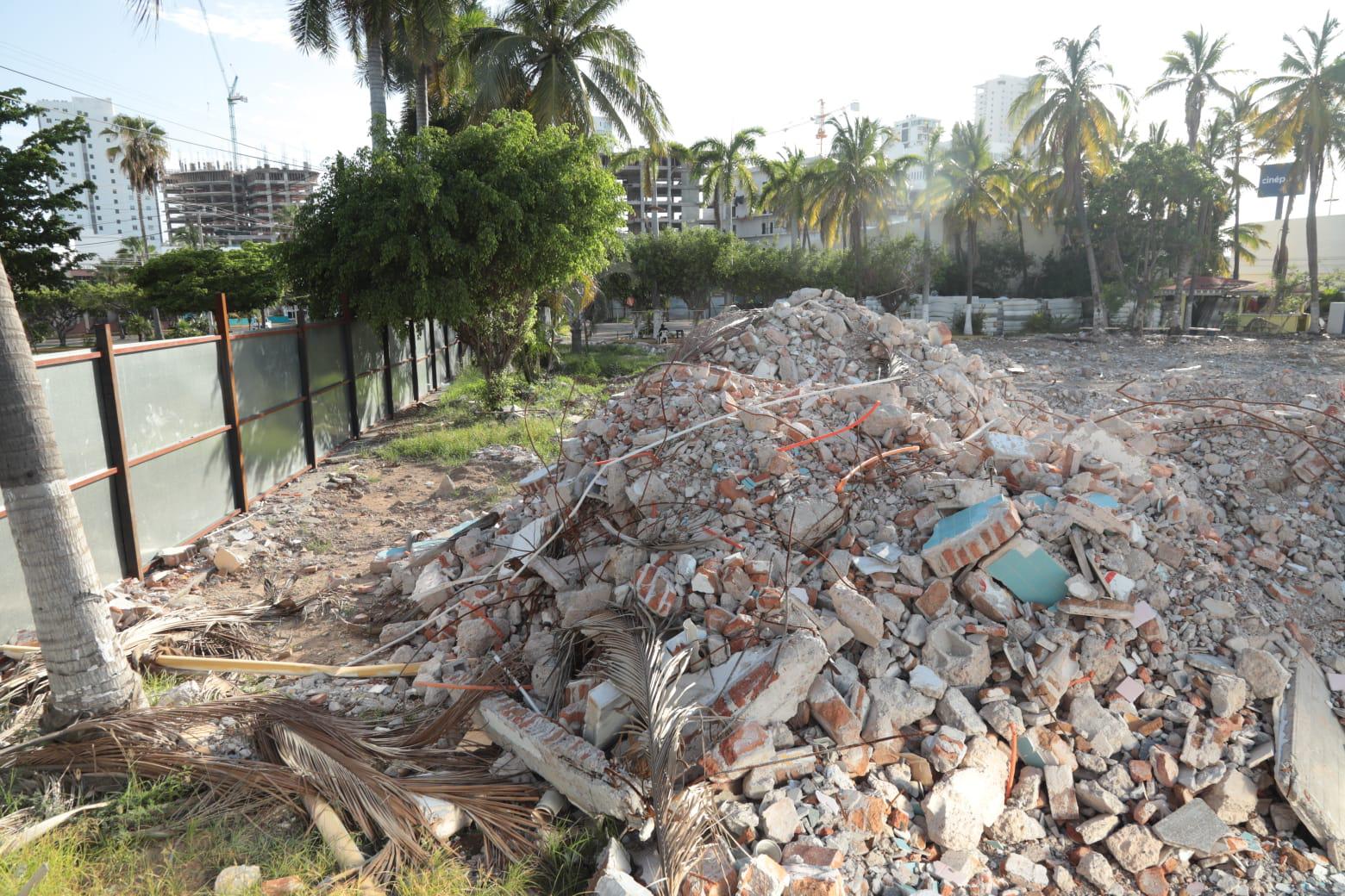 $!Demuelen el histórico Club de Leones en Mazatlán para dar paso a un megaproyecto inmobiliario