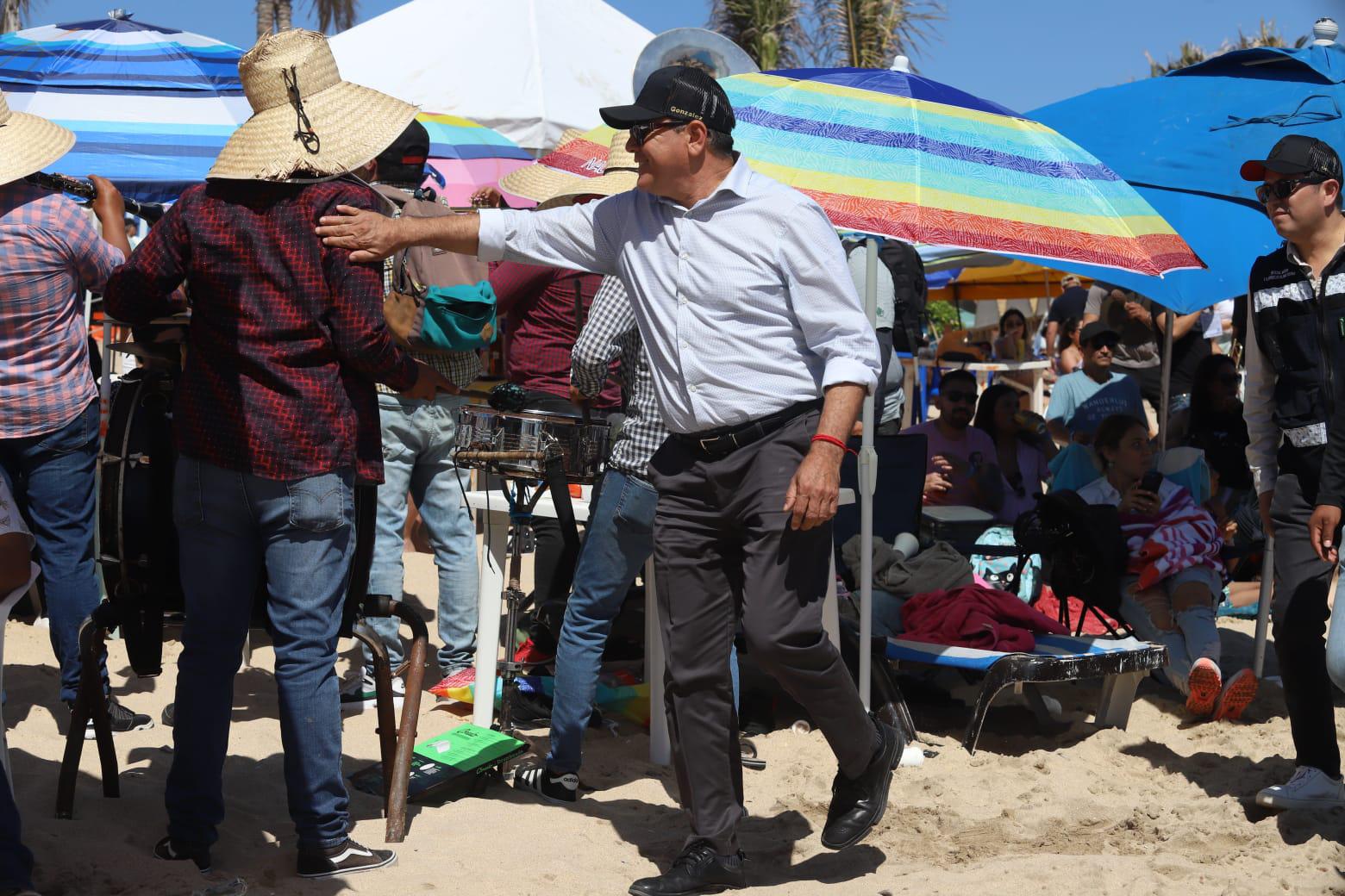 $!Agrada al Alcalde de Mazatlán imponer Récord Guinness de la tocada de banda sinaloense más grande del mundo
