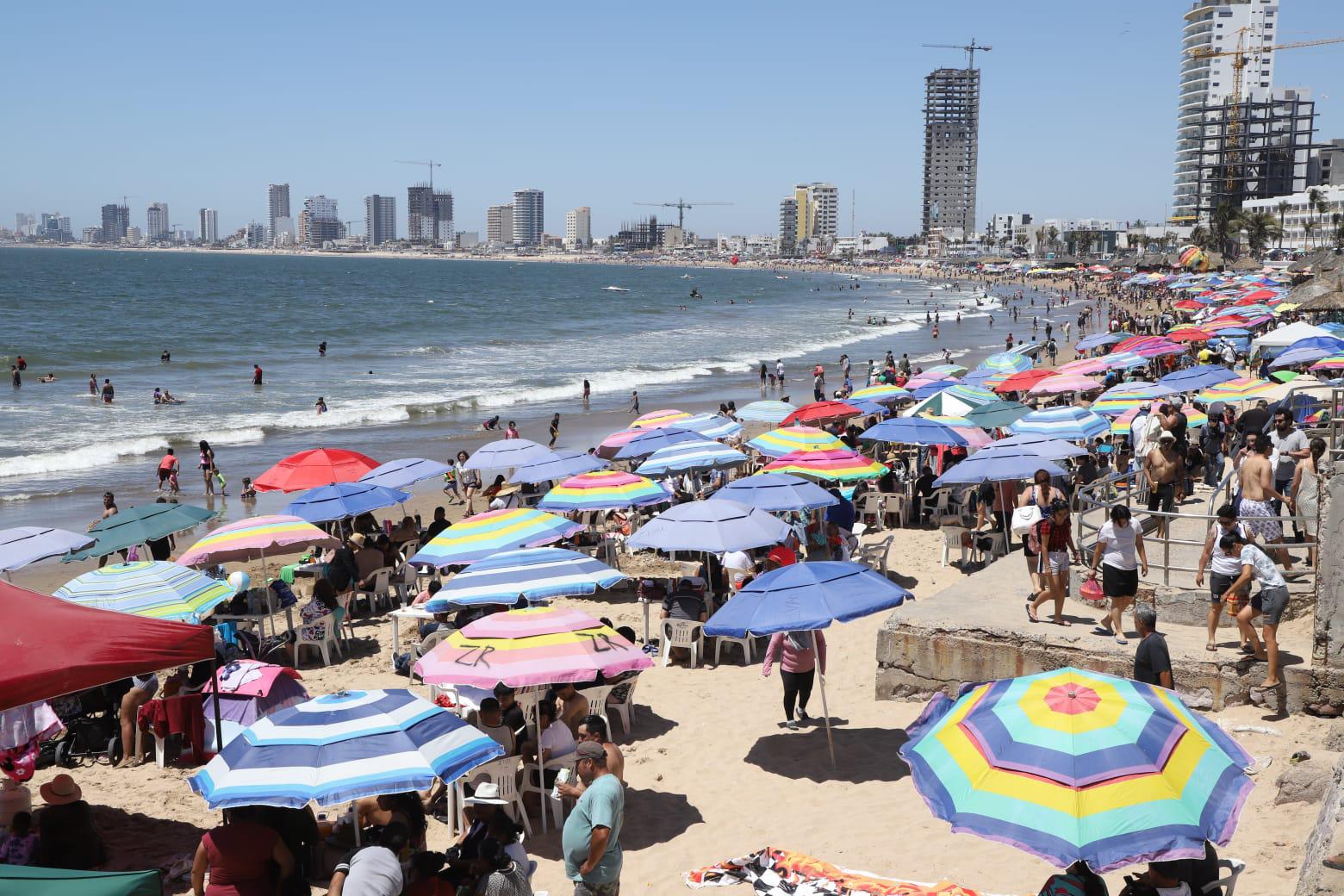 $!Vibra Mazatlán con miles de visitantes en playas y atractivos turísticos