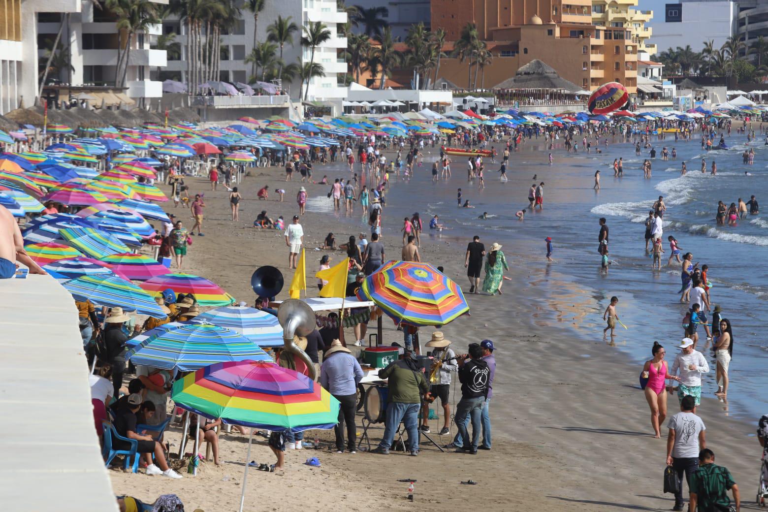 $!Disfrutan miles de personas de las playas de Mazatlán este Sábado de Gloria