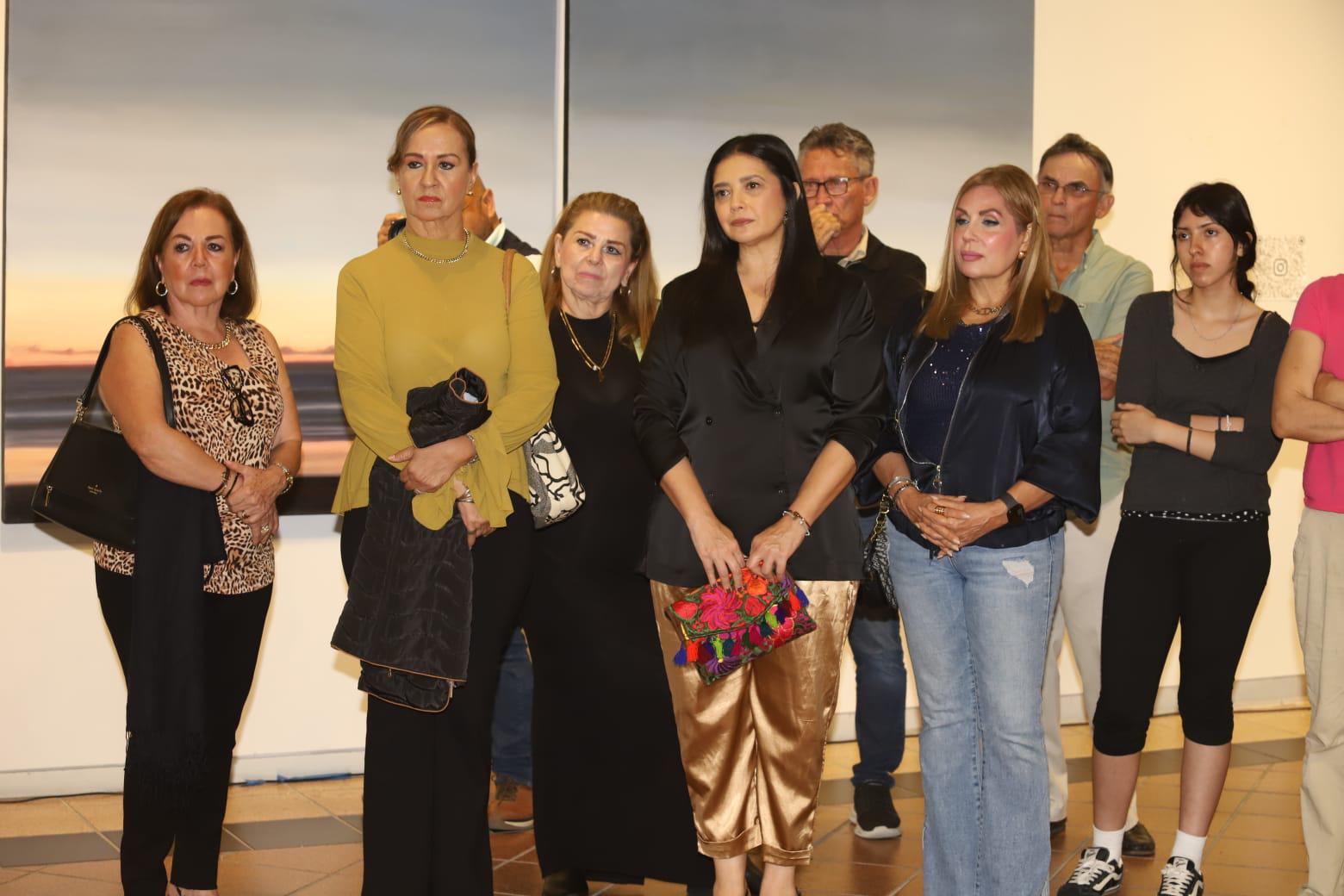 $!Amigas y familiares de la artista la acompañaron ese día tan especial.