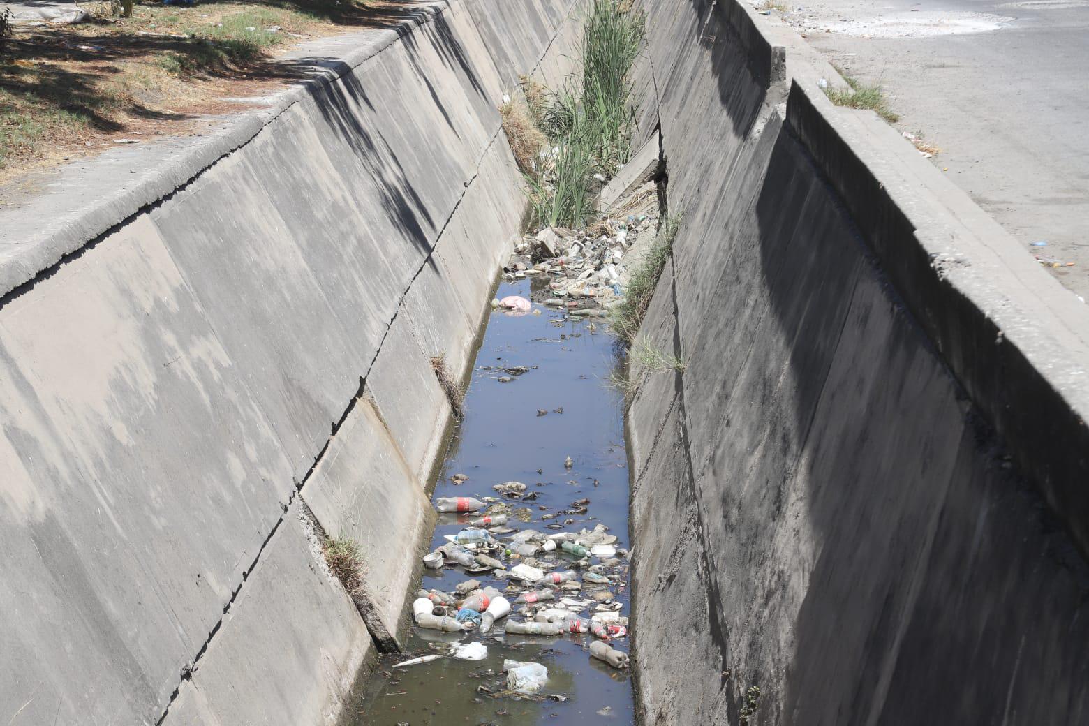 $!Canales pluviales de Mazatlán se han convertido en vertederos de desechos
