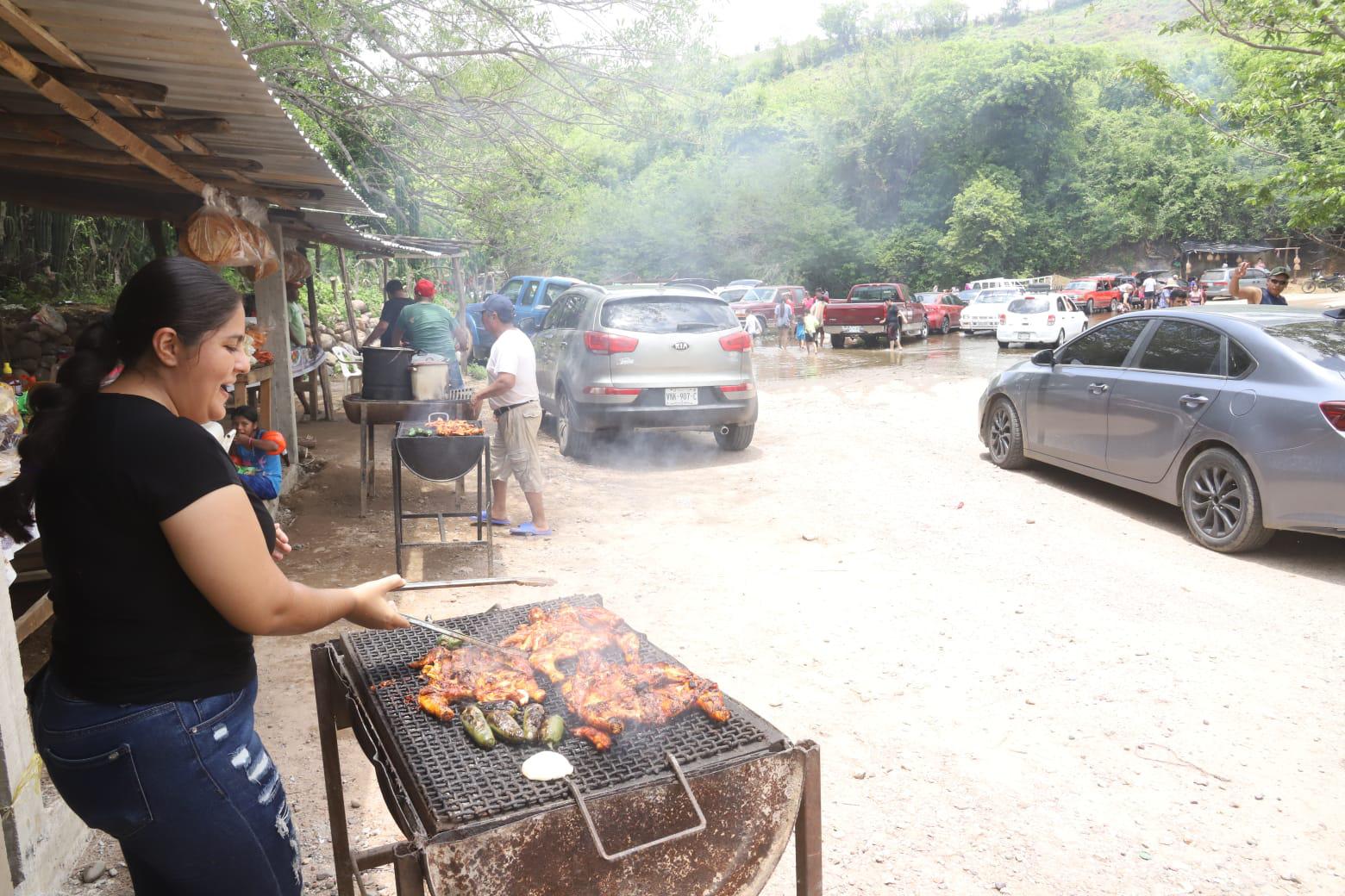 $!Huyen mazatlecos del calor y disfrutan del día en El Magistral y el Presidio