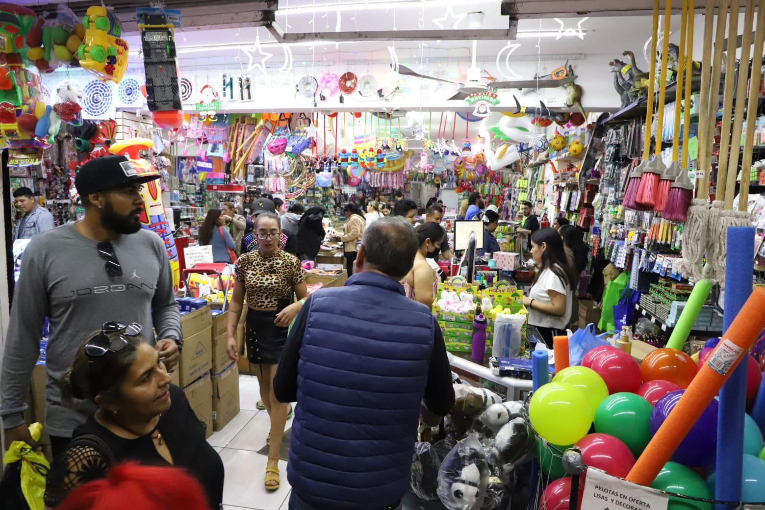 $!Cierran calles del Centro de Mazatlán para seguridad de los compradores navideños