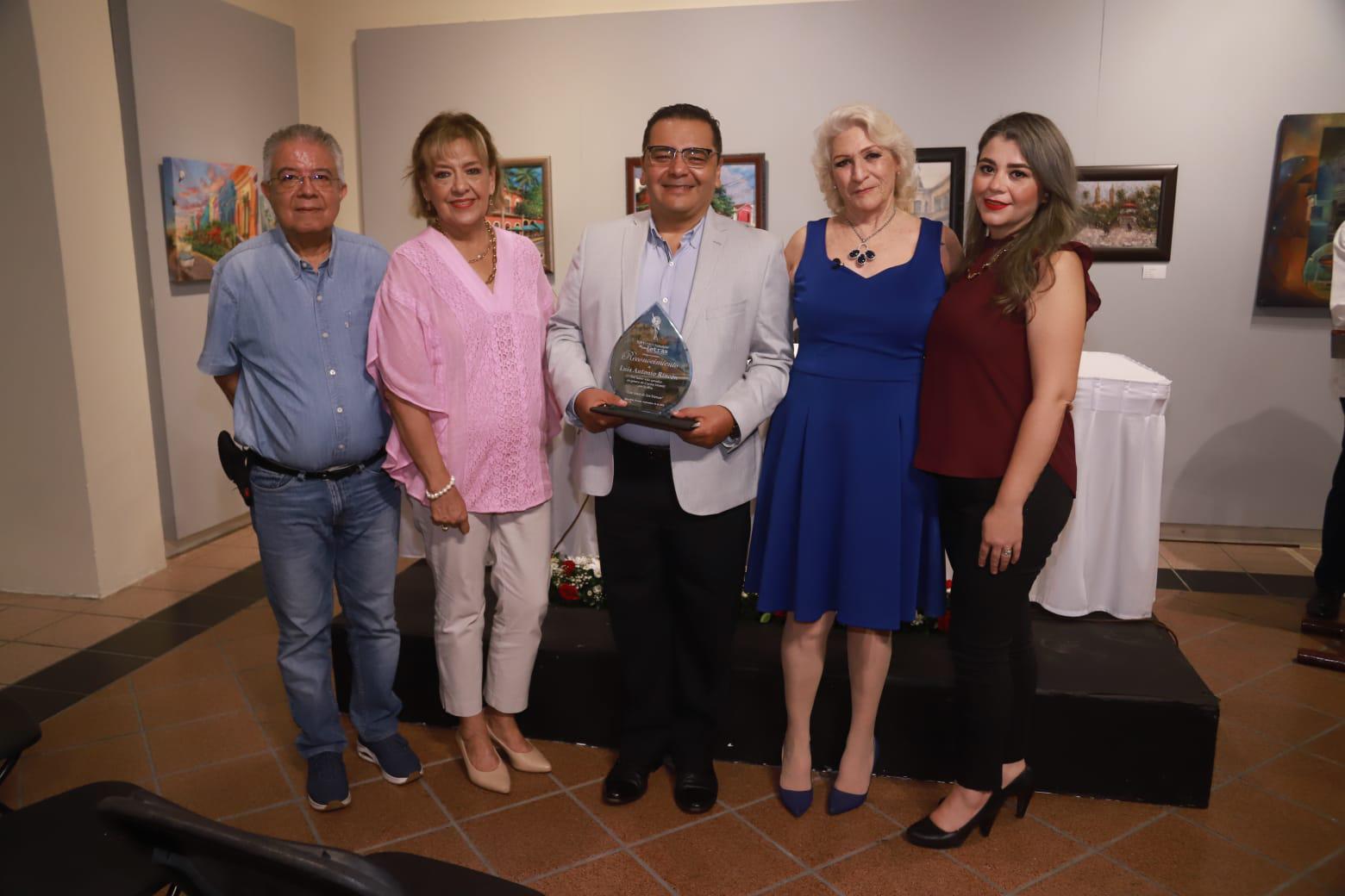 $!En la premiación estuvieron Enrique Vega Ayala, Olga María Enciso Pérez, Esthela Margarita Arroyo Montero y Julieta Barraza Gamboa.