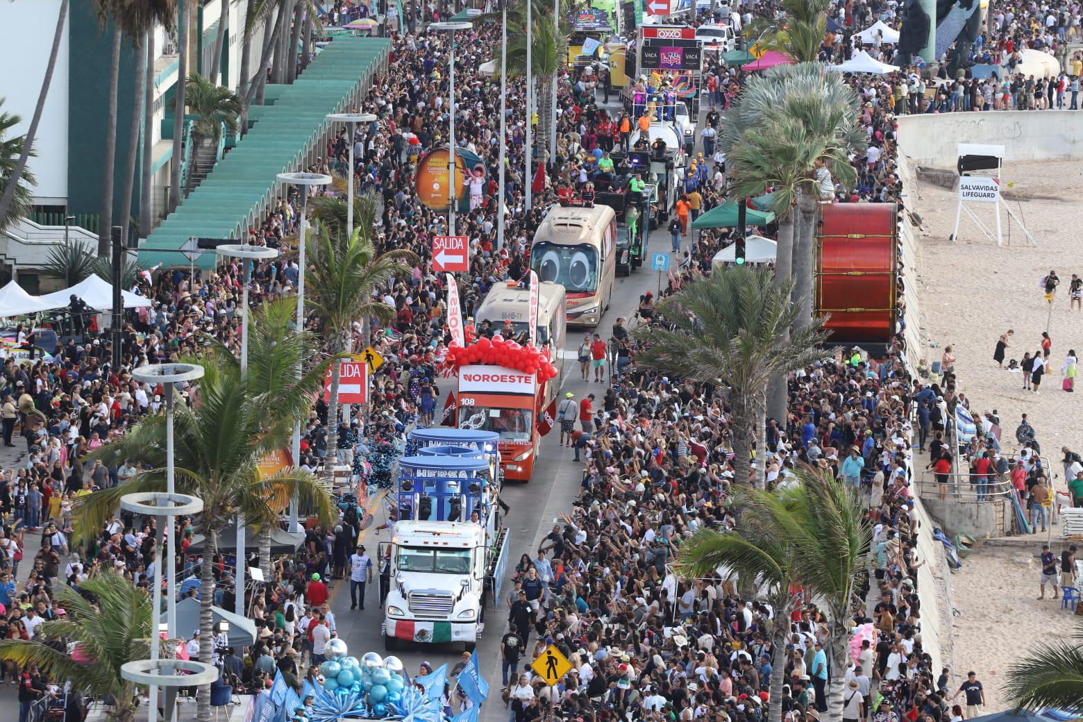 $!Más de 500 mil personas llenan el malecón en el primer desfile del Carnaval de Mazatlán 2026
