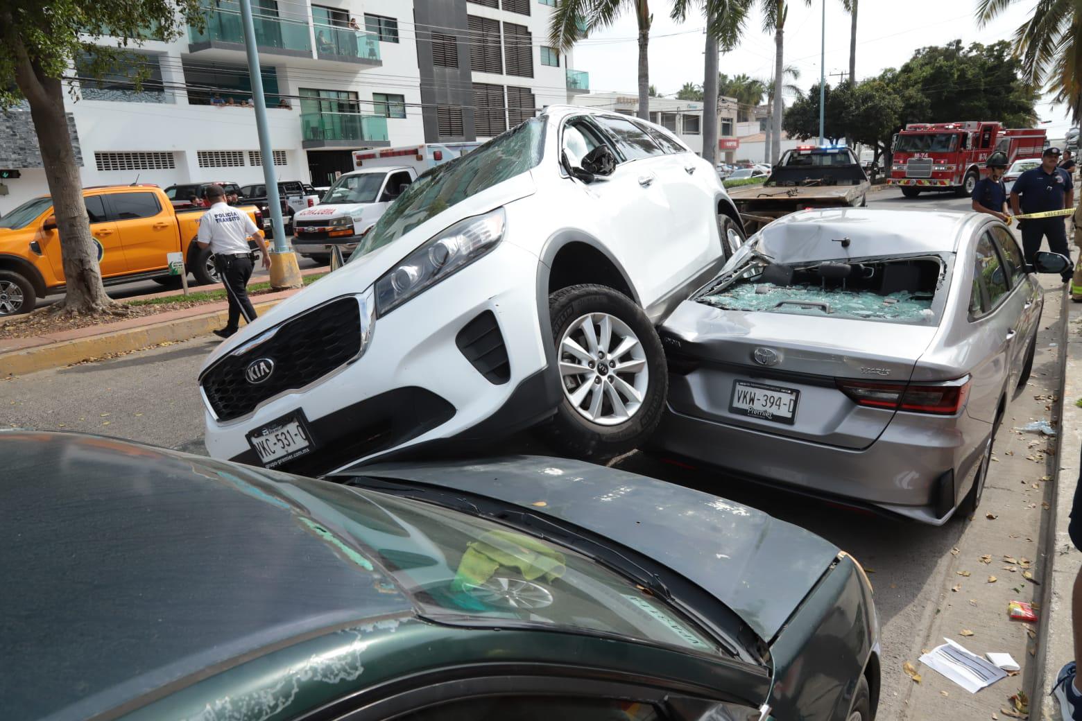 $!Fuerte carambola y volcadura deja 5 menores lesionados, en Mazatlán