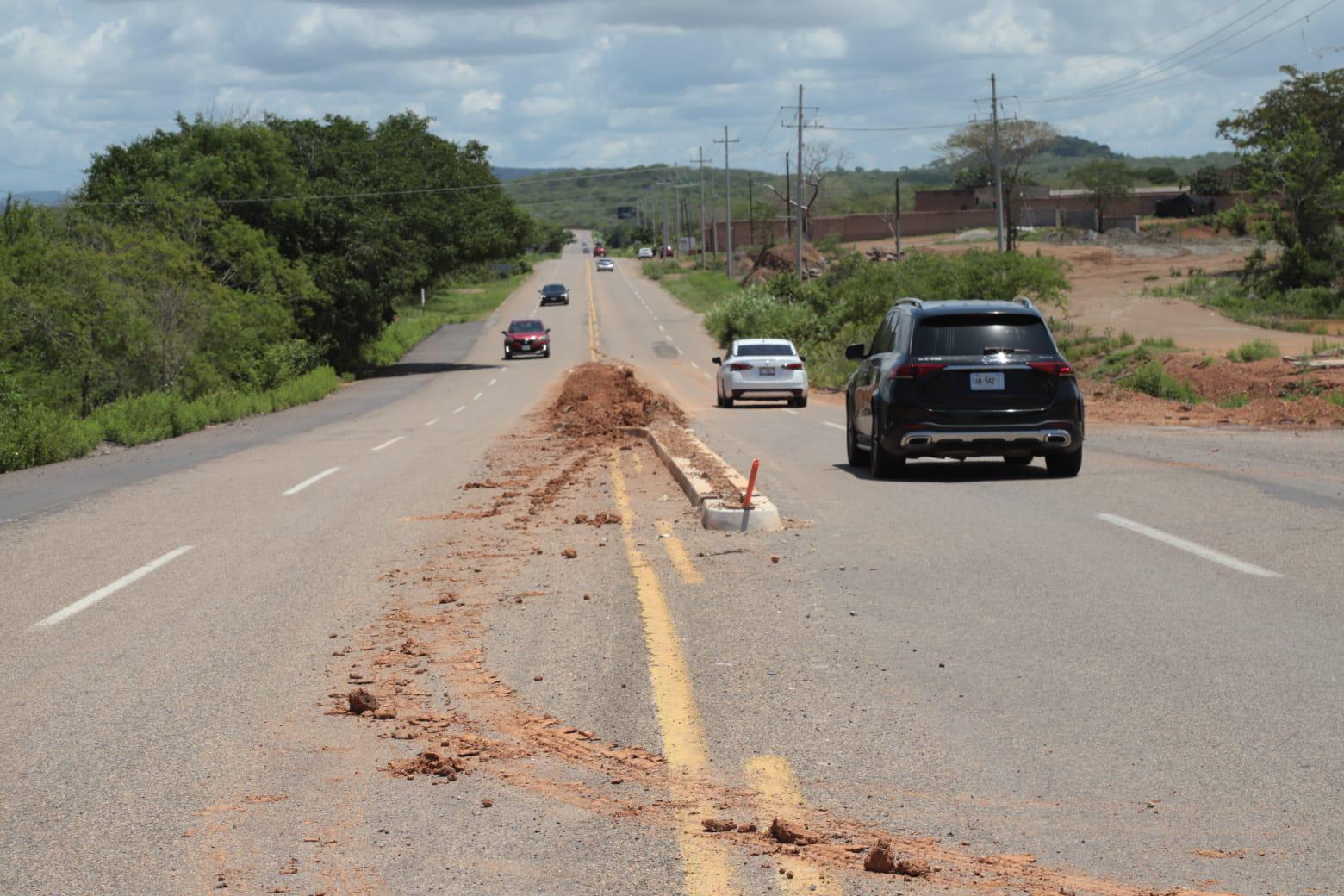 $!Denuncian riesgo vial por camellón sin señalización en avenida Mario Arturo Huerta, en Mazatlán