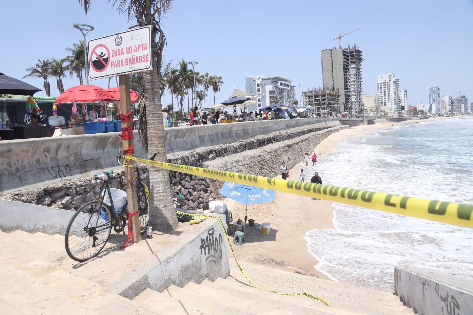 $!Bañistas evaden señales de precaución en playas de Mazatlán