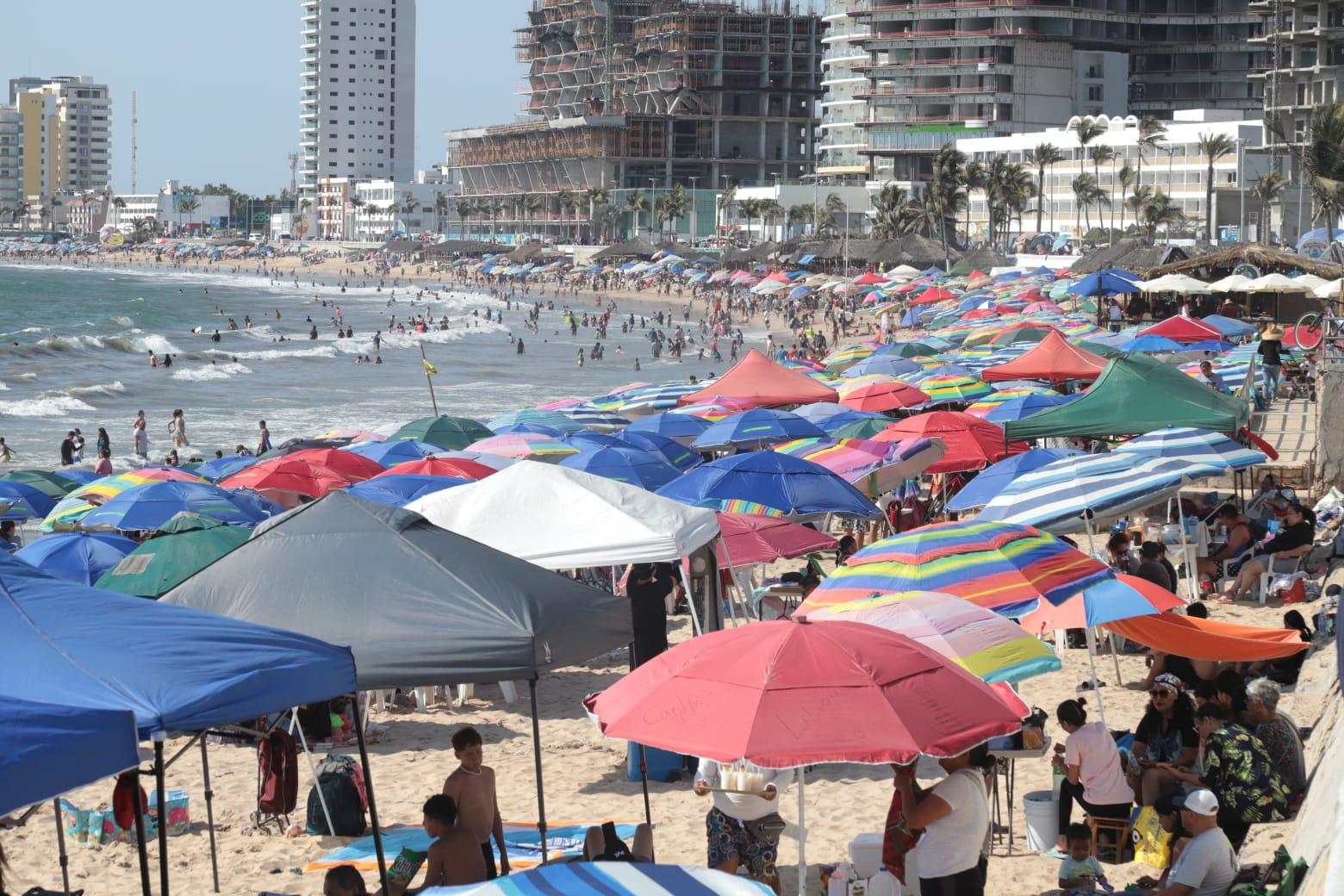 $!Disminuye la afluencia de turistas en playas de Mazatlán este Sábado de Gloria