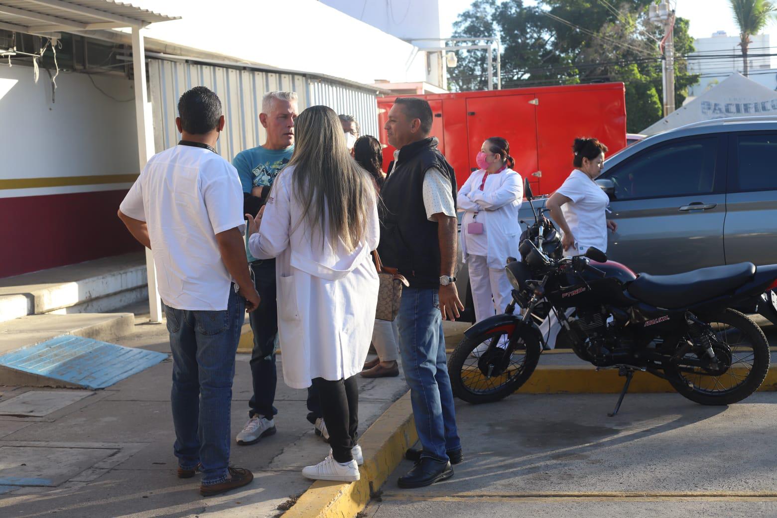 $!Exigen trabajadores y derechohabientes destitución de director de Hospital del Issste en Mazatlán