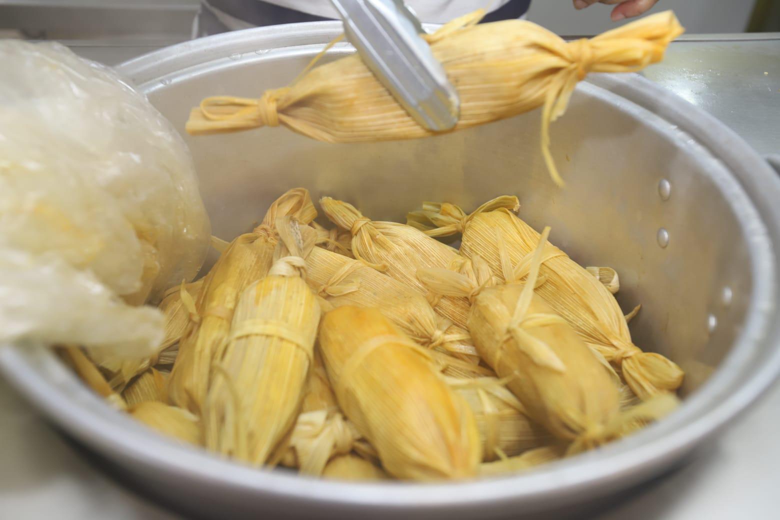 $!Aprovechan mazatlecos la tamaliza este Día de la Candelaria