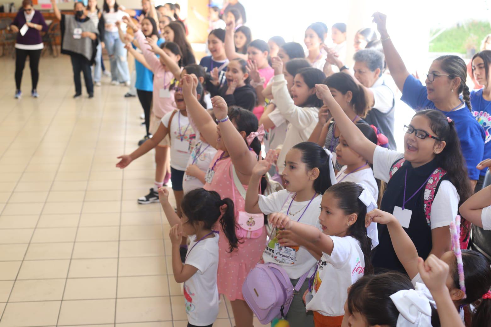 $!Los pequeños exclaman “Cristo Vive” y “María Reina”, en una de las dinámicas.