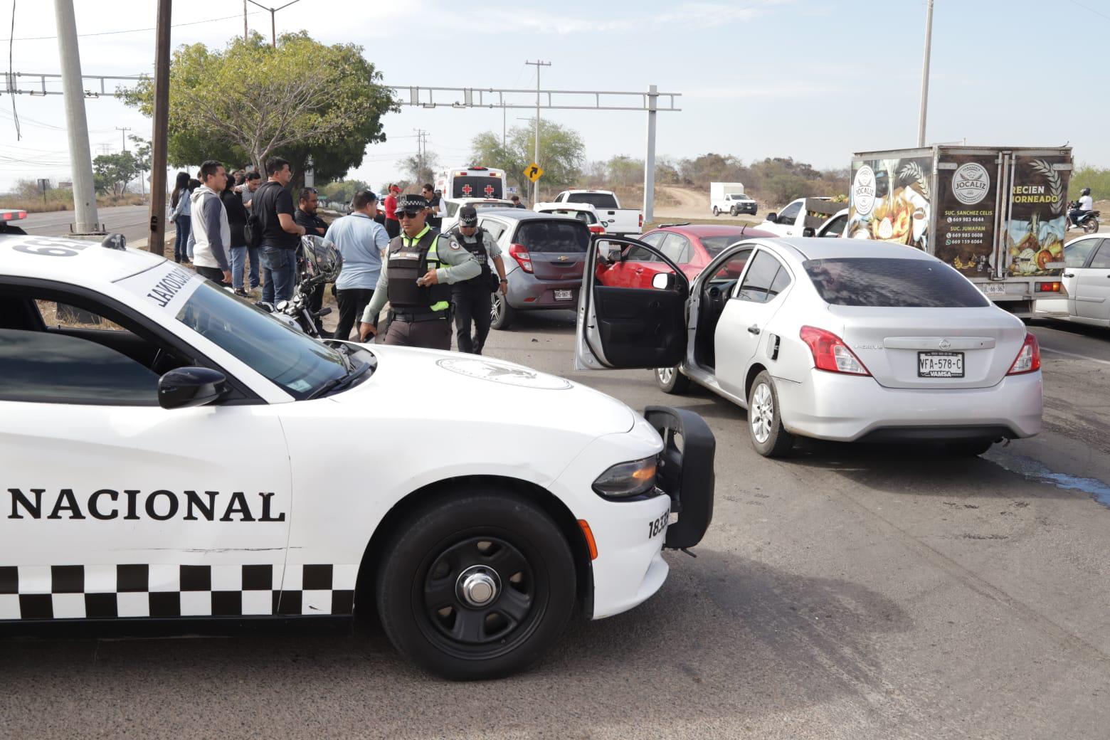 $!Se registra carambola de siete vehículos en la carretera Internacional, al sur de Mazatlán