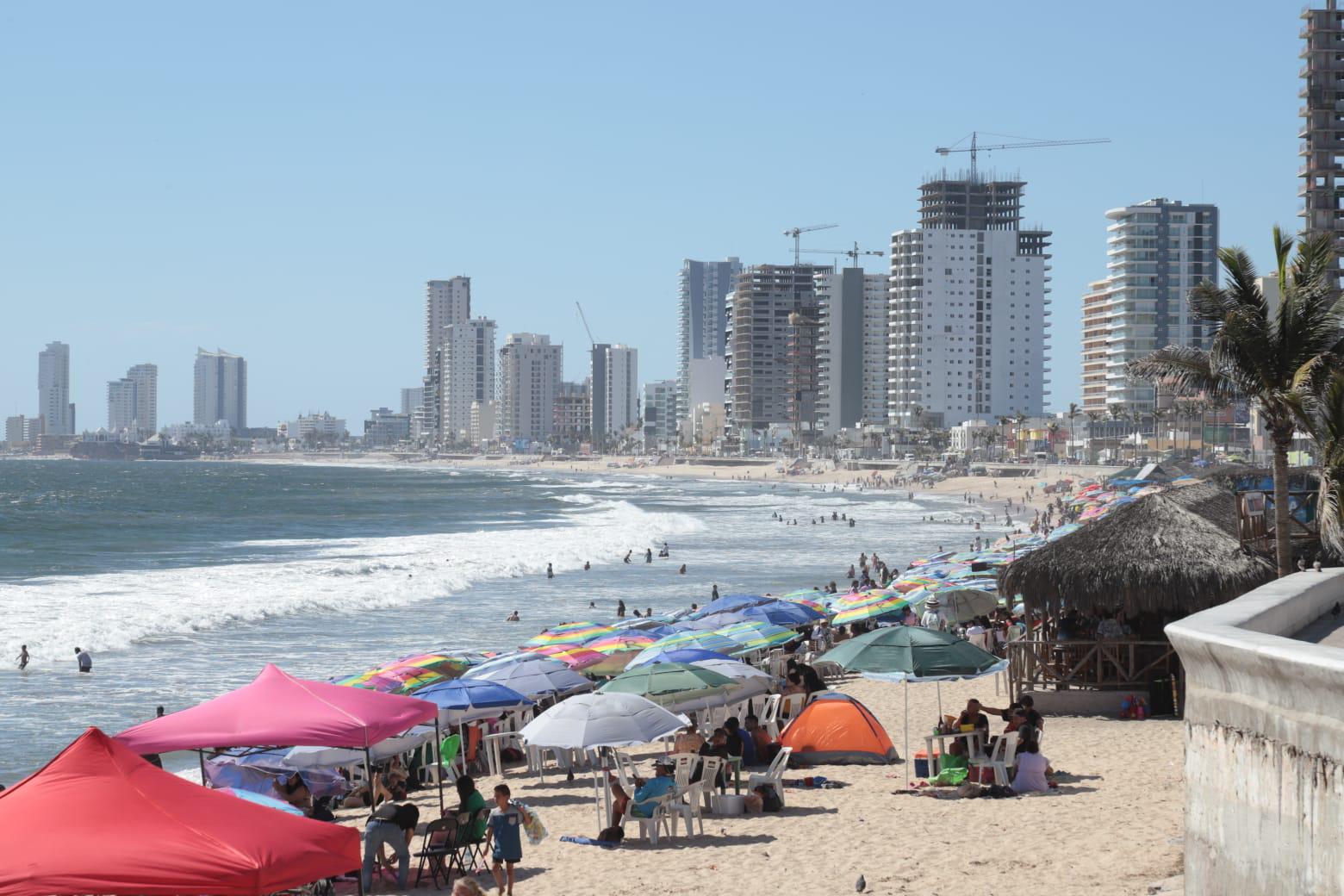 $!Locales y turistas continúan en las playas de Mazatlán en el cierre de Semana Santa