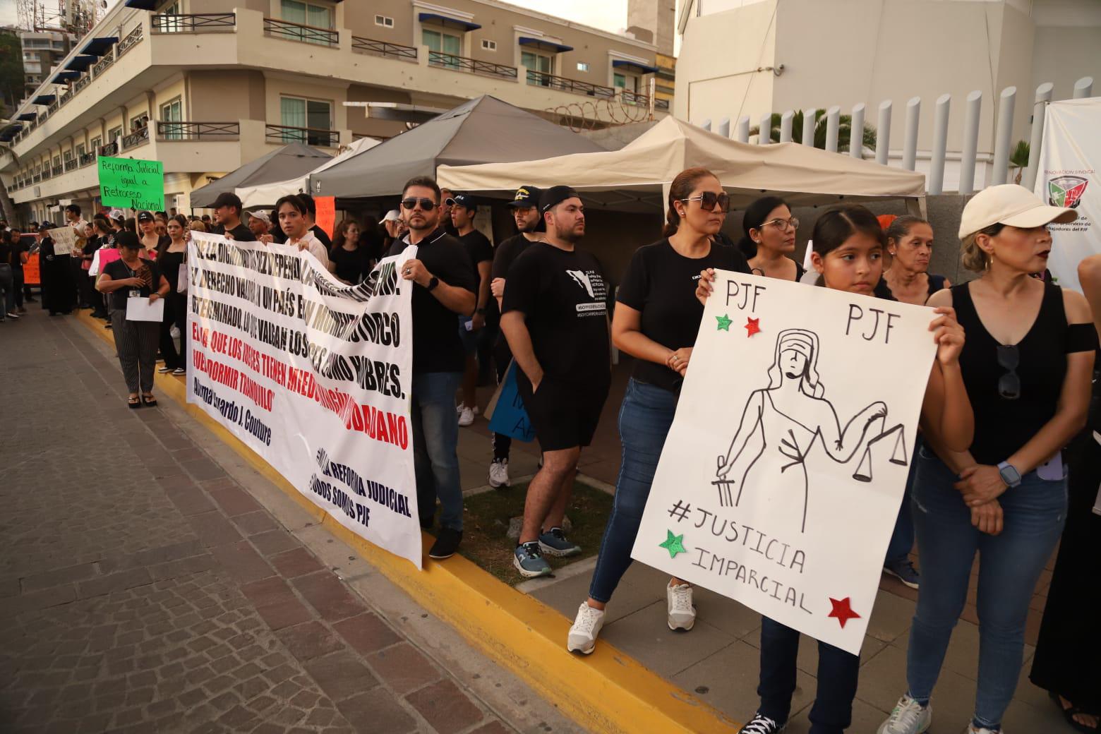 $!Marchan en Mazatlán por la defensa de la autonomía del Poder Judicial