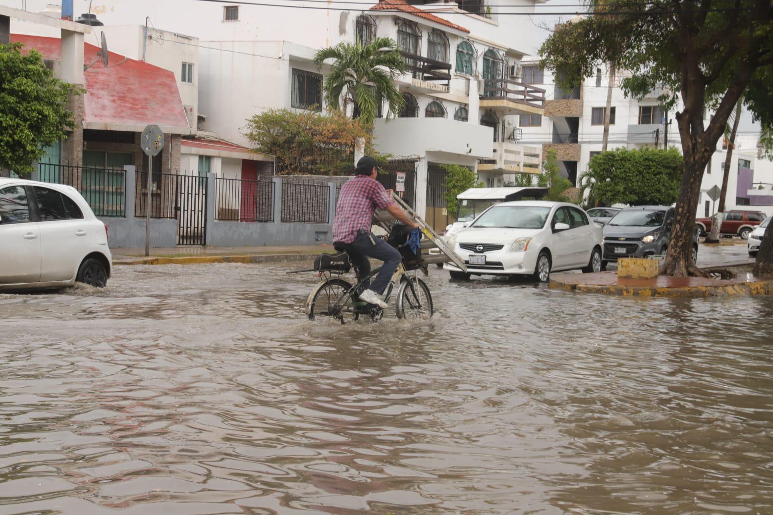 $!Cae fuerte lluvia acompañada de granizo en Mazatlán