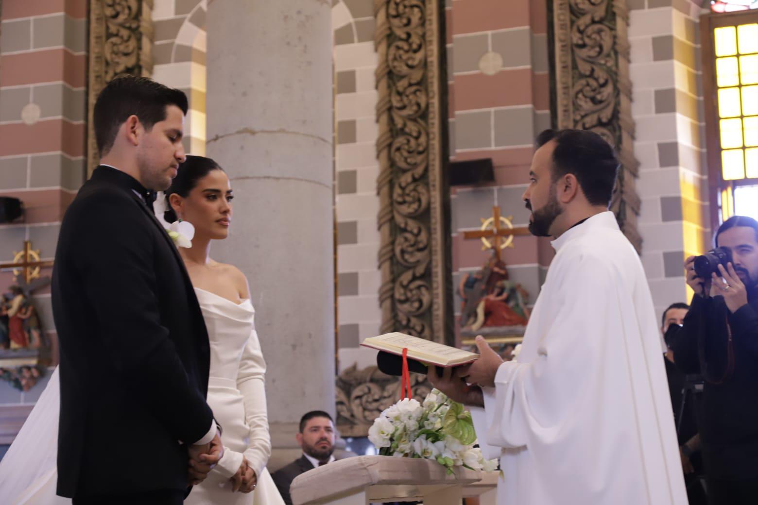 $!Oficia la ceremonia nupcial el sacerdote Armando Durán