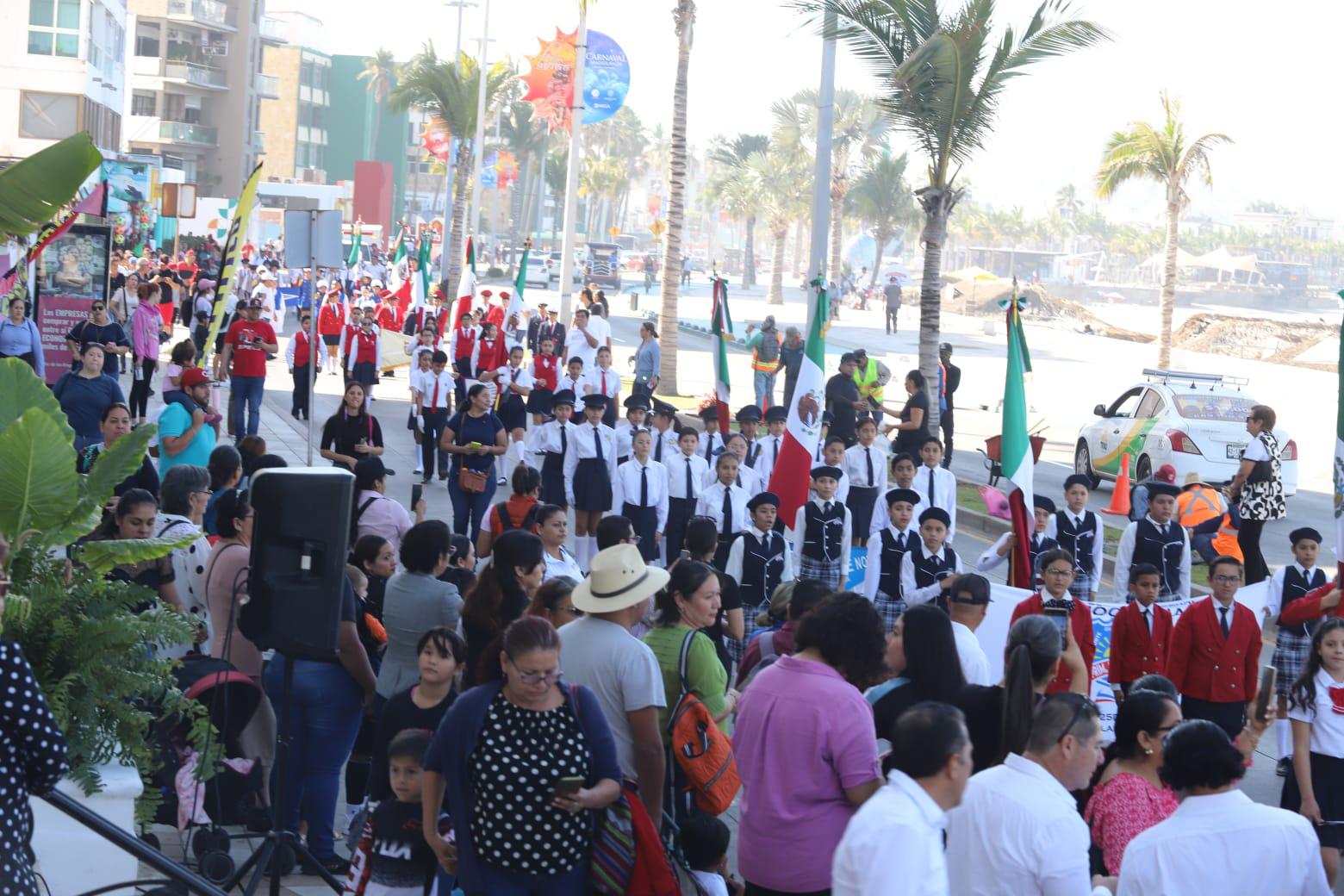 $!Se viste Avenida del Mar de tricolor por desfile de escoltas de Bandera