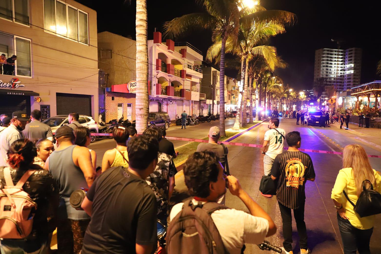 $!Asesinan a balazos a un motociclista en el paseo costero de Mazatlán, en plena Semana de la Moto