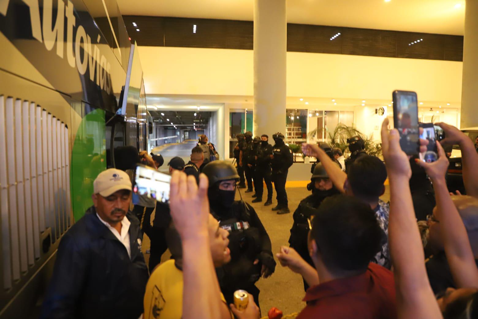 $!Aficionados de Pumas reciben a su equipo en Mazatlán con cánticos