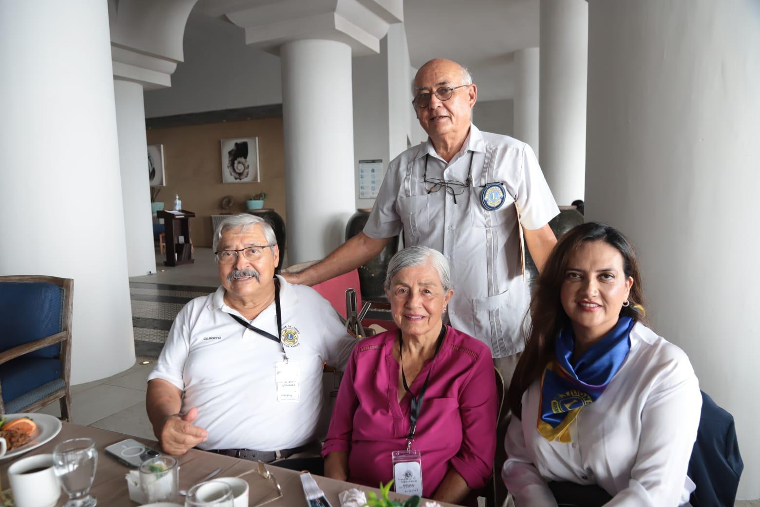 $!El Padre Amador Campos junto a Gilberto Jiménez Morales, Irma Santillán de Jiménez y Samara Cuadras.