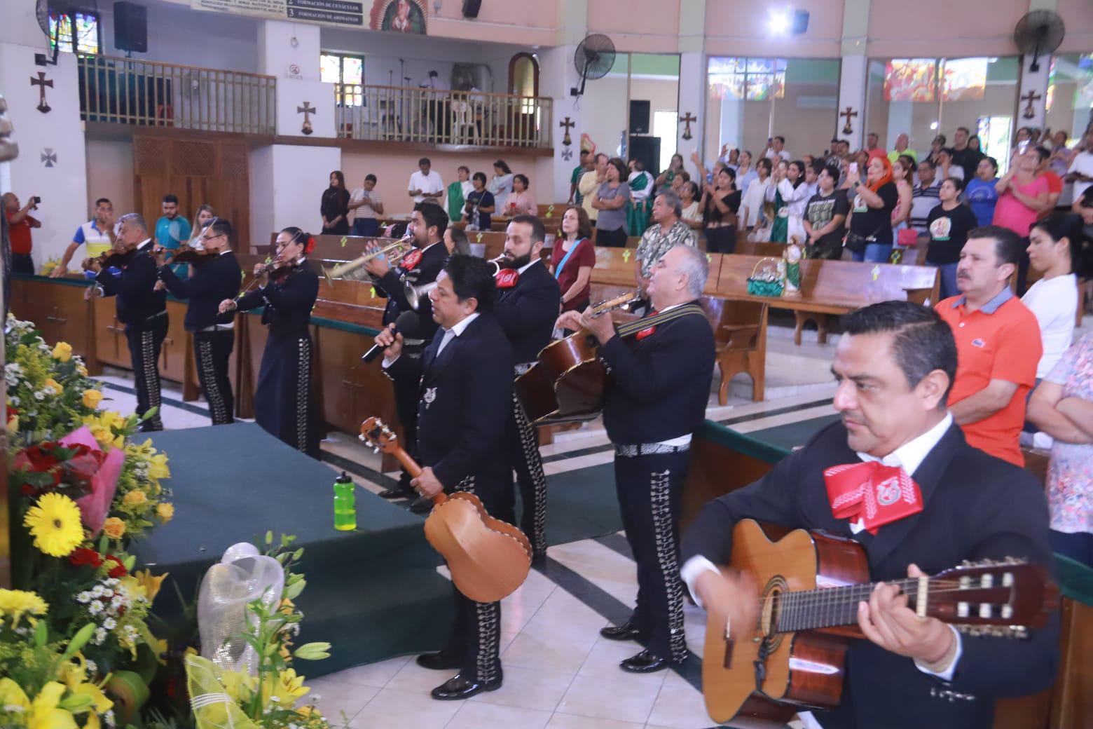 $!Cantan ‘Las Mañanitas’ en Mazatlán a San Judas Tadeo, en su día y en su templo