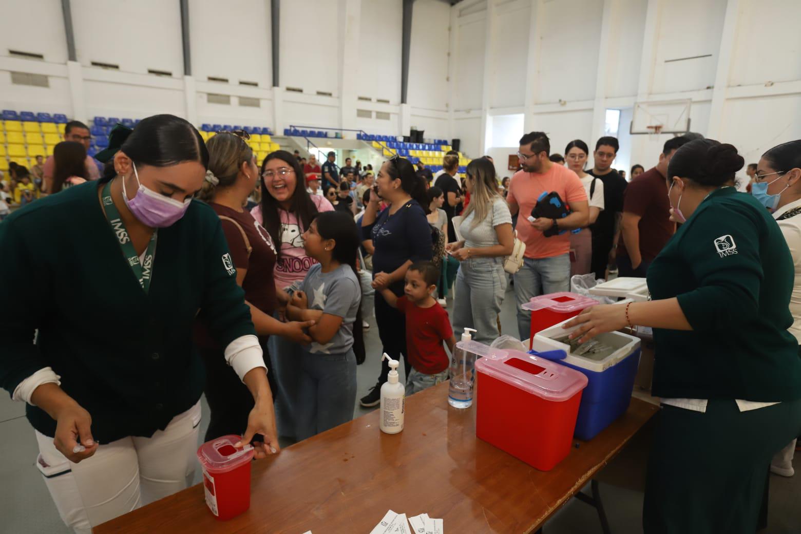 $!Niños y niñas mazatlecos son vacunados contra el sarampión