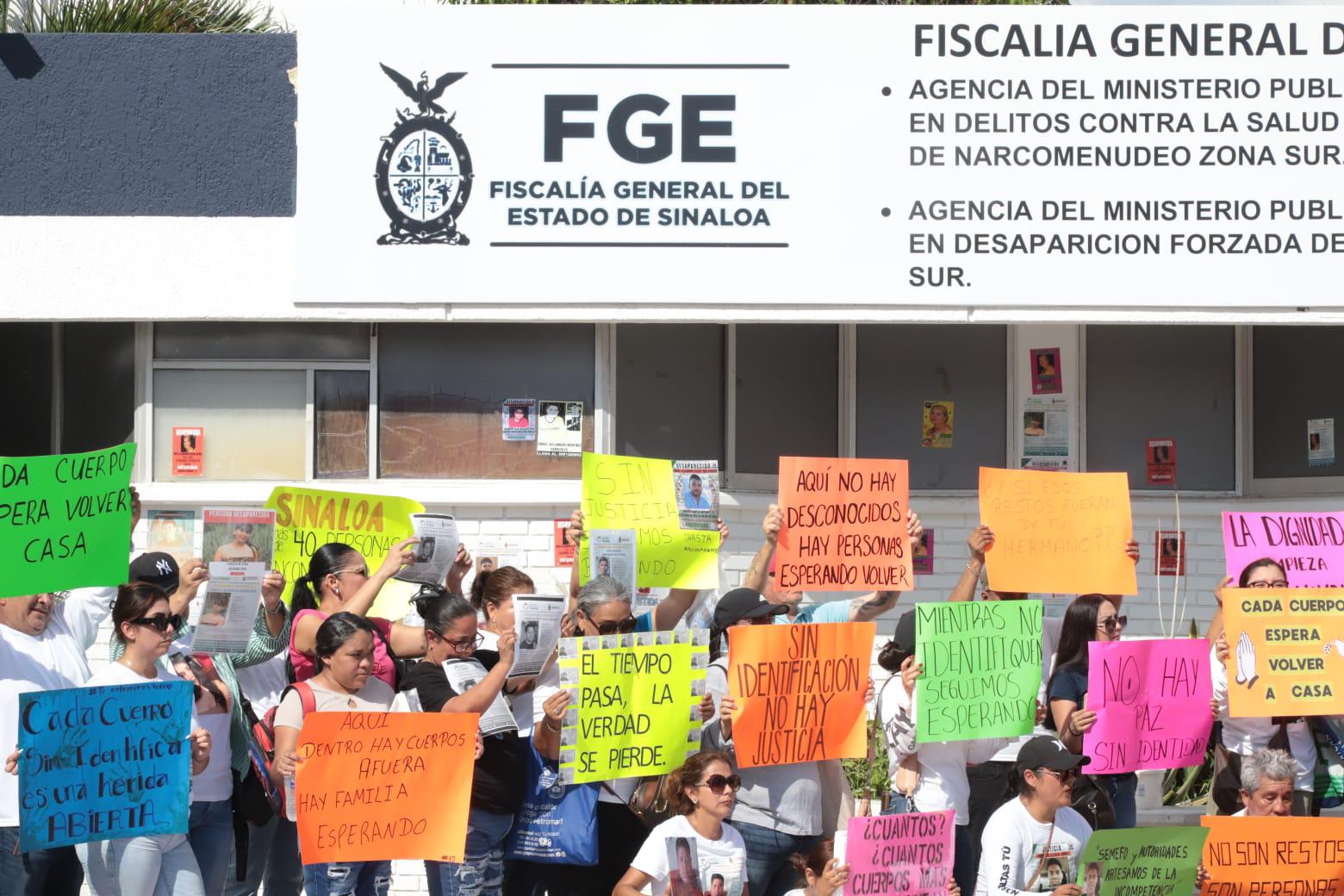 $!Familias colocan azulejos y fichas de búsqueda en la Fiscalía por los desaparecidos en Mazatlán