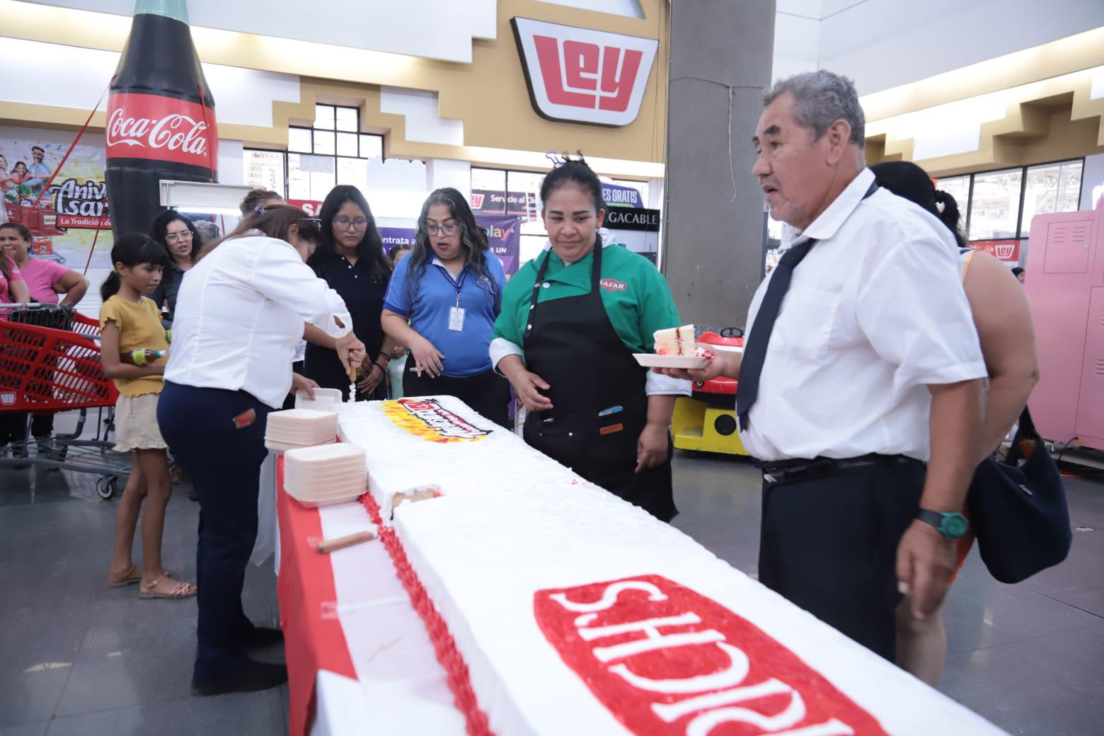 $!Casa Ley celebra su aniversario número 71 compartiendo pastel con la comunidad en Mazatlán