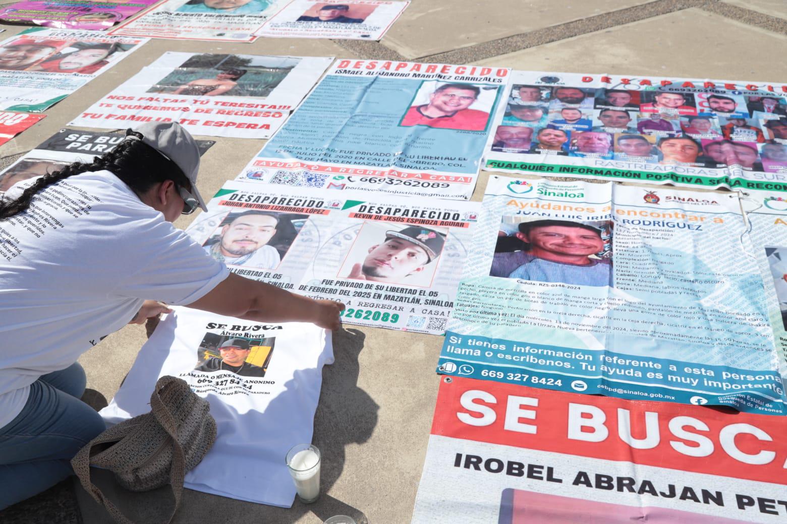 $!Familias colocan azulejos y fichas de búsqueda en la Fiscalía por los desaparecidos en Mazatlán