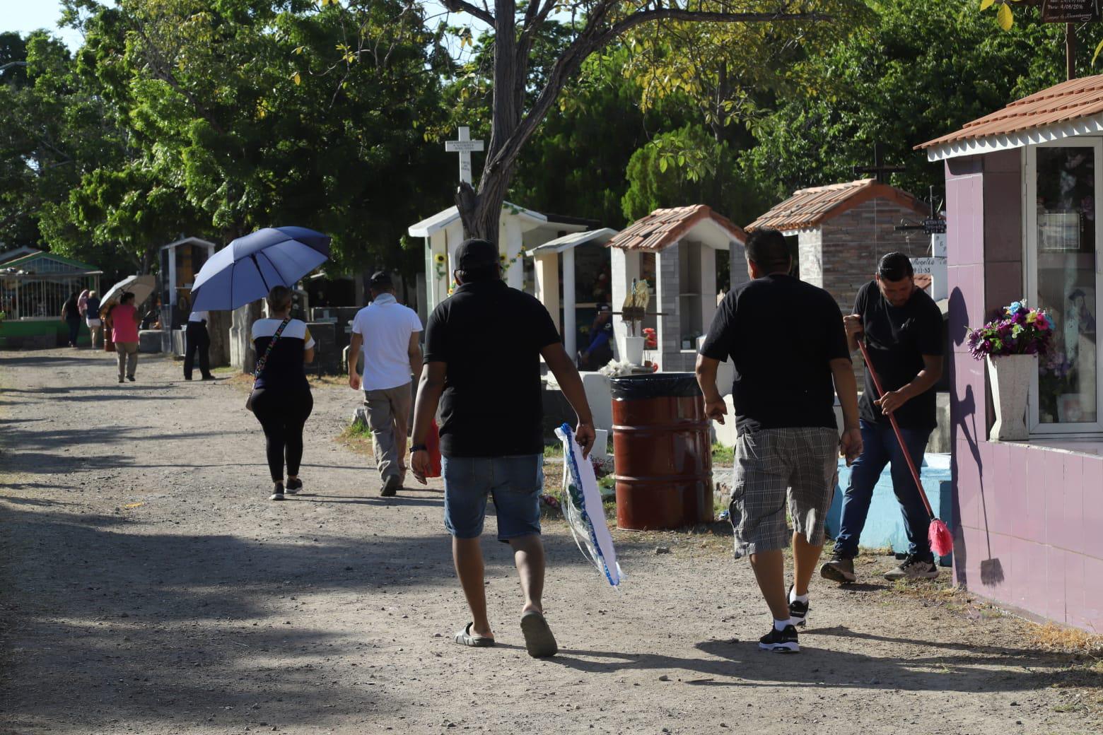 $!Tradición y nostalgia marcan la jornada del Día de Todos los Santos en Mazatlán