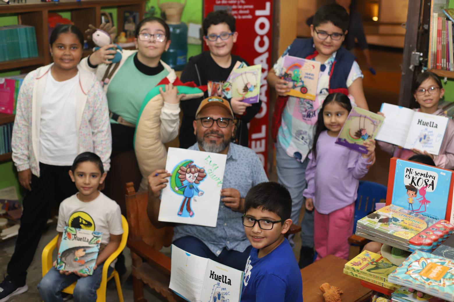 $!El ilustrador tuvo una firma de libros con sus lectores infantiles en La Casa del Caracol.