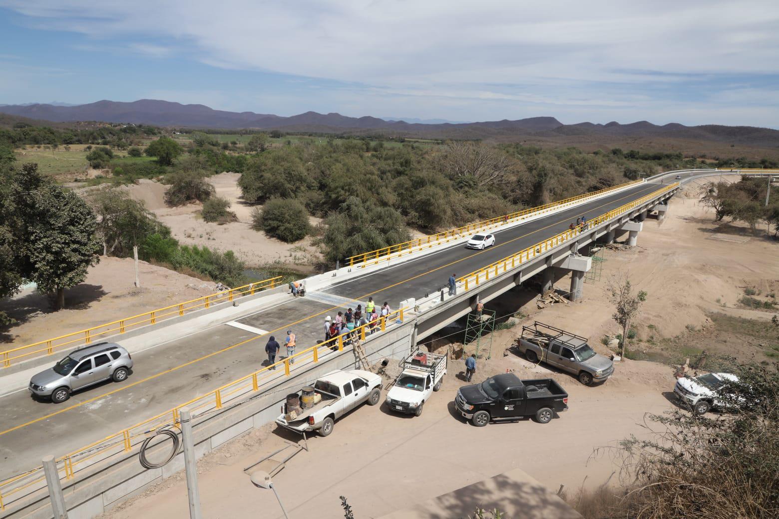 $!Aprovechan vehículos reapertura del puente de El Quelite