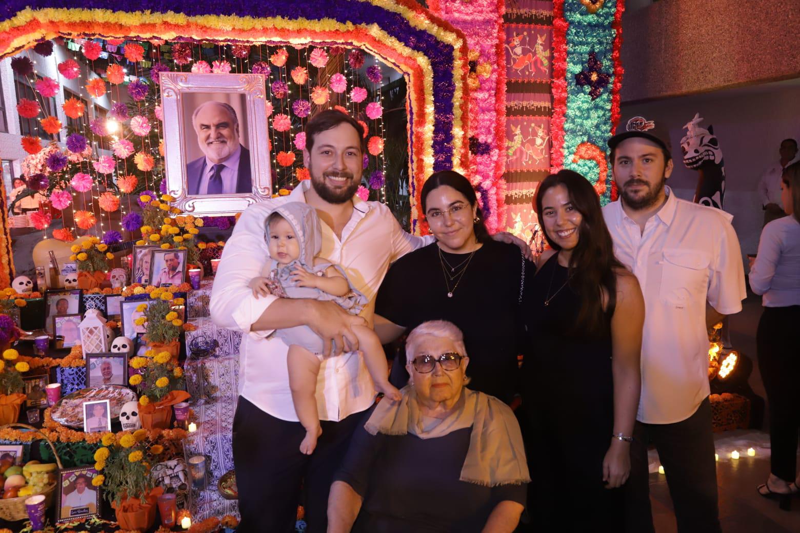 $!Daniel y Mariam Berdegué, Alejandra Berdegué, Carolina de Berdegué y Carlos Berdegué junto a Lola Sacristán de Berdegué.