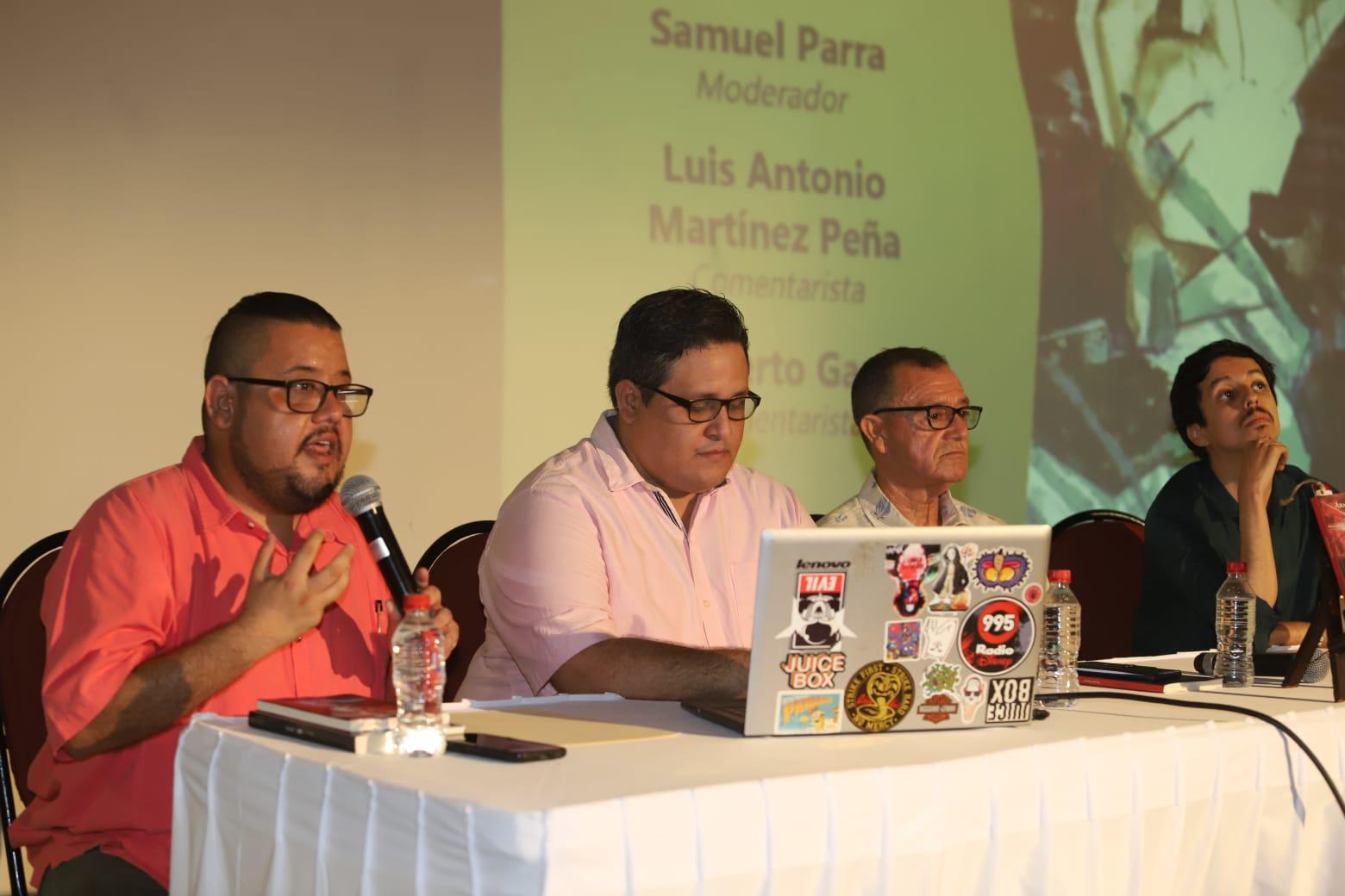 $!Los comentarios sobre el libro fueron por el escritor mazatleco Samuel Parra, Luis Antonio Martínez y Adalberto García López.